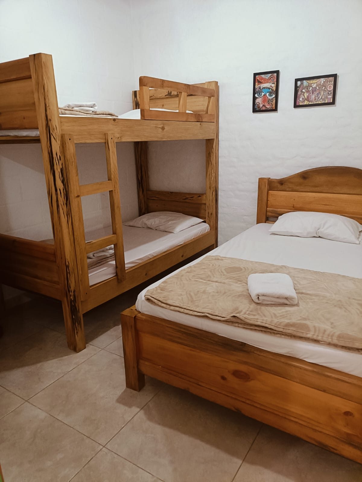 Habitación de Nirvana 2 con litera y cama