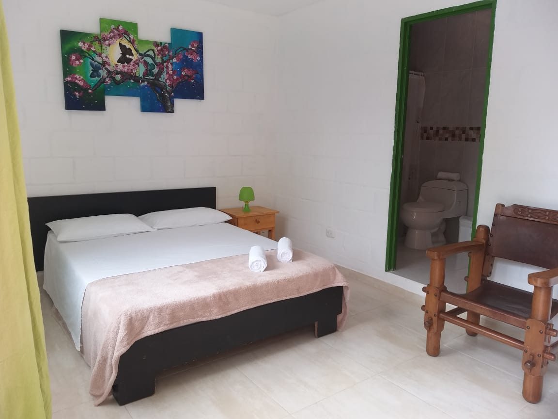 Habitación de Nirvana 3 con cama doble y baño privado